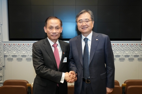 FM Cho discusses APEC summit, bilateral ties with Vietnamese counterpart