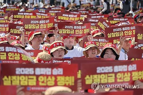 (LEAD) Finance workers launch strike for shorter workweek, higher pay