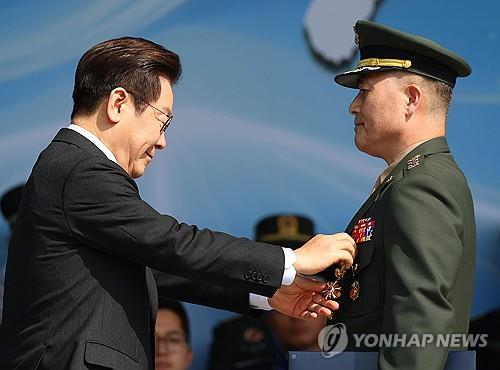 Lee awards medal to Marine investigator acquitted of insubordination charges in conscript death probe