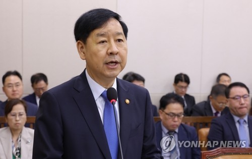 (LEAD) Finance chief vows efforts to stabilize housing market amid rising home prices in Seoul