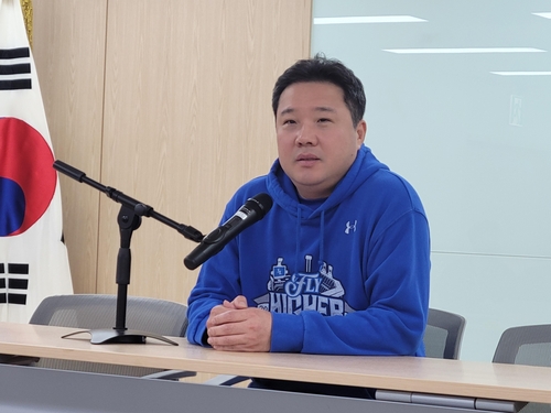 Lions manager wants hitters to be pesky against tough pitcher in KBO postseason game