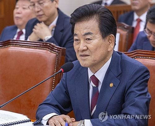 (LEAD) N. Korea's Kim, Trump could meet on occasion of APEC summit in S. Korea: unification minister