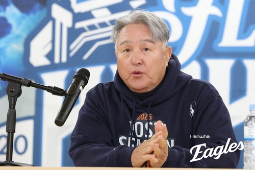 Eagles make lineup change with eye on early offense in KBO postseason game