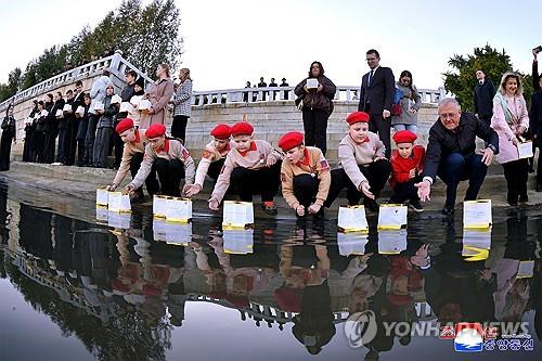 (LEAD) Russian students from Kursk send paper boats to thank N. Korean soldiers: KCNA