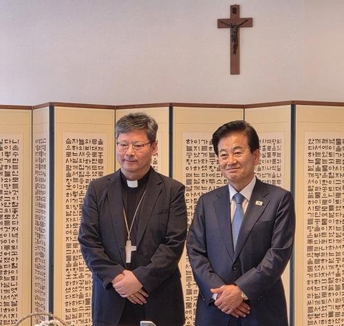 Unification minister, Seoul archbishop hope N. Korean youth join Catholic festival in Seoul