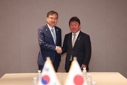 [APEC 2025] FM Cho holds first talks with new Japanese FM at APEC gathering