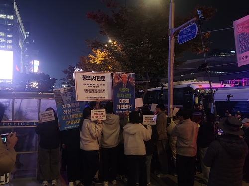 Student protesters denounce 'unfair' trade deal with Washington