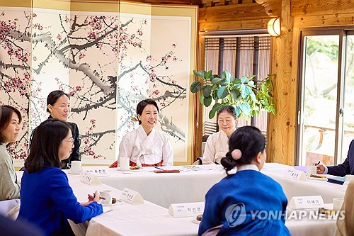 [APEC 2025] First lady shines spotlight on traditional hanbok at APEC gathering