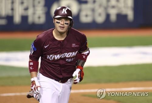 Retired slugger Park Byung-ho joins Kiwoom as coach