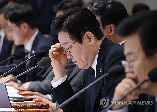 (LEAD) S. Korea could launch homegrown nuclear-powered submarine in mid-to-late 2030s: defense ministry