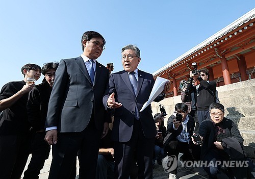 Culture minister vows to use 'all possible means' to protect Jongmyo Shrine