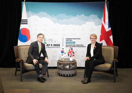 Top diplomats of S. Korea, Britain discuss FTA, renewable energy