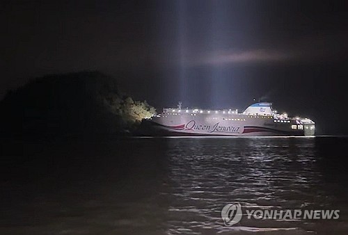 (LEAD) Passenger ferry with 267 aboard runs aground off southwest coast
