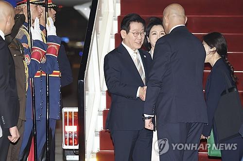 Lee arrives in Egypt for summit talks, Middle East initiatives