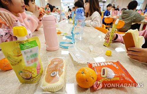 Non-regular school workers launch relay strike nationwide