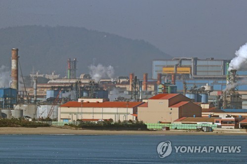 (LEAD) Up to 6 faint from gas inhalation at POSCO's Pohang Steelworks