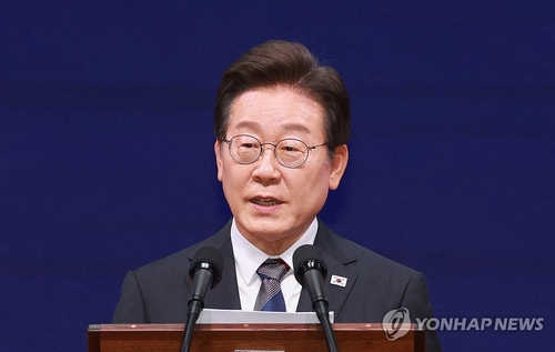 Lee pays tribute to late ex-President Kim Young-sam on 10th anniversary of death