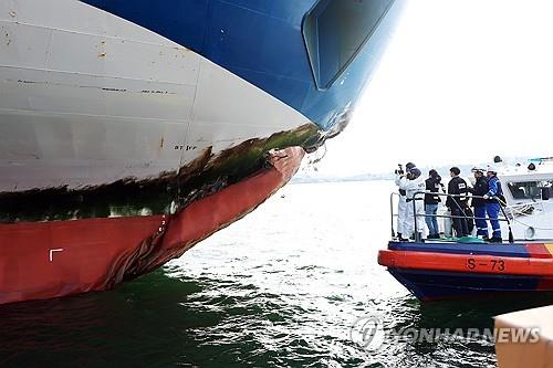 (LEAD) Police request arrest warrants for 2 sailors over ferry grounding accident