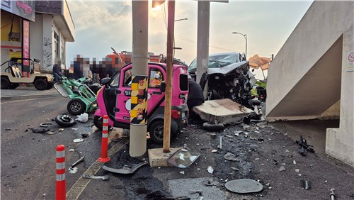 (LEAD) 3 dead, 10 injured after van rams into sign post on island off Jeju