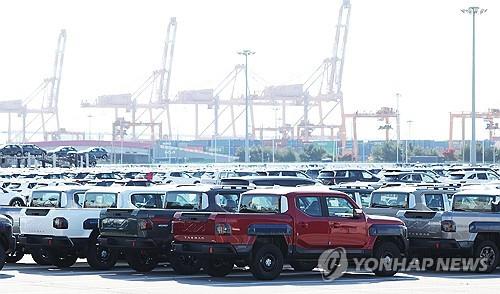 (LEAD) BOK lifts S. Korea's growth forecast to 1 pct for this year, 1.8 pct for 2026