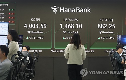 Seoul stocks extend gains late Thu. morning on tech gains