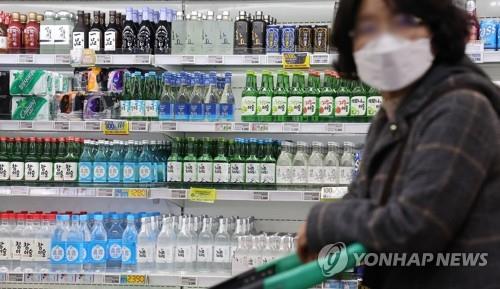 (LEAD) Alcohol makers allowed to choose text or pictogram under new warning label system from Sept. 2026