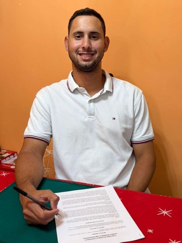 Eagles sign new pitcher Hernandez, reunite with outfielder Perlaza