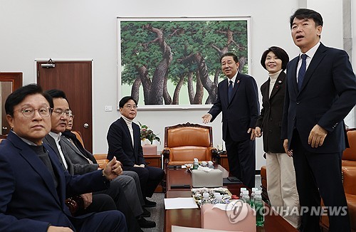 Rival parties resume talks to find compromise on budget, corruption probe