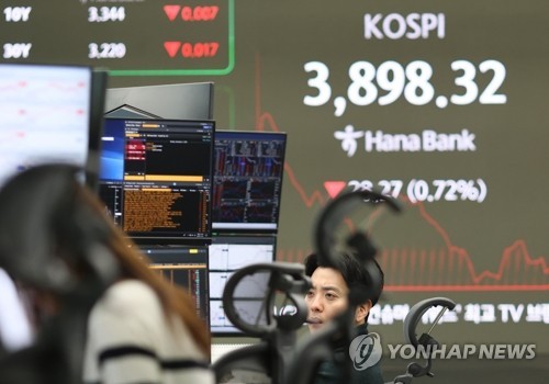Seoul shares down late Mon. morning on profit-taking