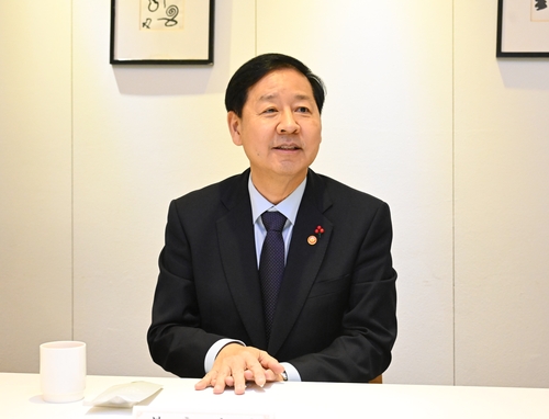 Finance chief pledges stronger policy support to attract foreign investment