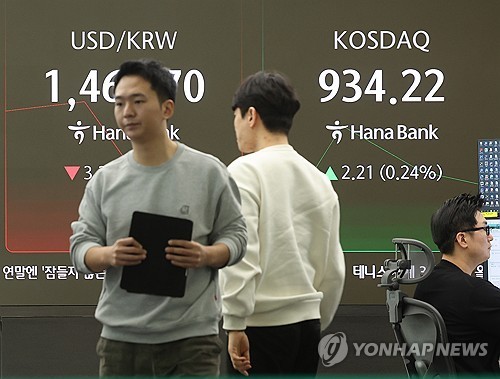 Seoul shares extend losses late Thurs. morning on chip declines