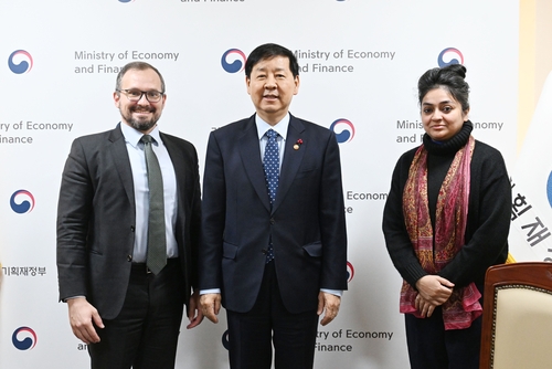 Finance chief meets Fitch officials for annual consultation