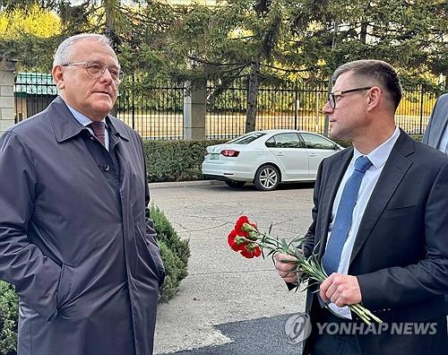 (LEAD) N. Korea's Kim sends condolences to Putin over death of Russian envoy to Pyongyang