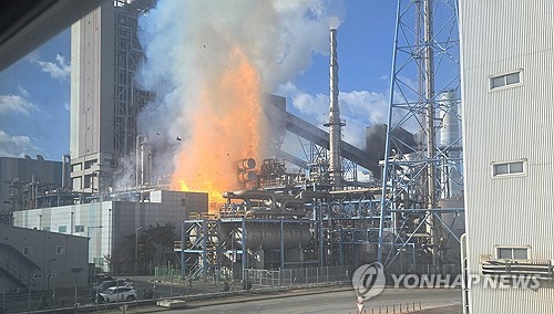 (LEAD) Fire breaks out at coal power plant in Taean, 2 injured