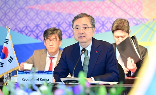 FM vows to strengthen cooperation with Pacific Islands in climate change, oceans