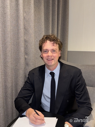 Dinos sign ex-minor league pitcher Curtis Taylor