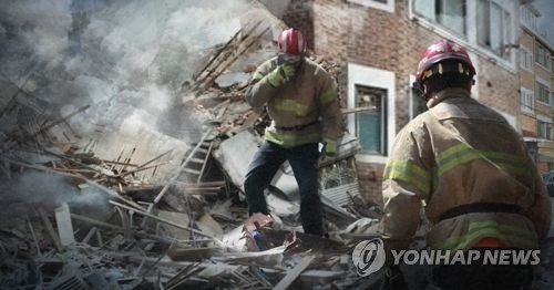 (LEAD) 2 workers trapped after collapse of steel structure at construction site in Gwangju