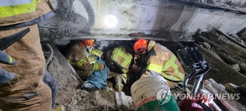 (LEAD) Rescuers race to locate 2 trapped workers at collapsed construction site for 2nd day