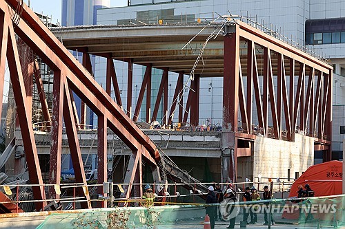 (2nd LD) Rescuers pause search for missing workers at collapsed construction site due to safety concerns