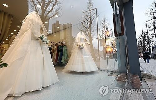 Number of newlywed couples falls below 1 mln for 2nd consecutive year in 2024