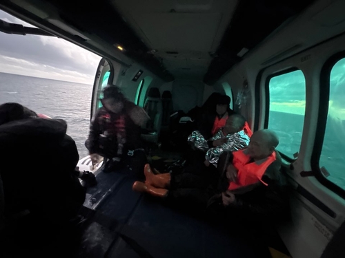 (LEAD) 5 crew members rescued after falling overboard off Jeju's Seogwipo