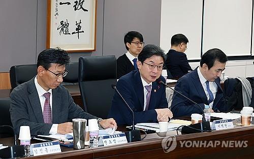 (LEAD) Authorities warn of bold, preemptive steps against volatile markets