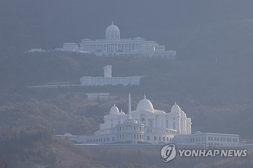 (LEAD) Police raid Unification Church leader's residence, 9 other locations over bribery allegations