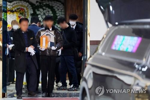 First funeral held for library collapse victims
