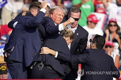 [트럼프피격] 국경문제 발언중 '따다닥'…트럼프, 귀 만진뒤 급히 단상 아래로