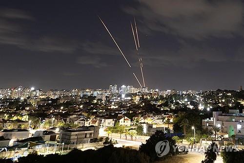 [뉴욕유가] 이란, 결국 이스라엘 포격…장중 5% 넘게 폭등