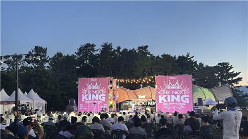 Gyeongpo Lake busking