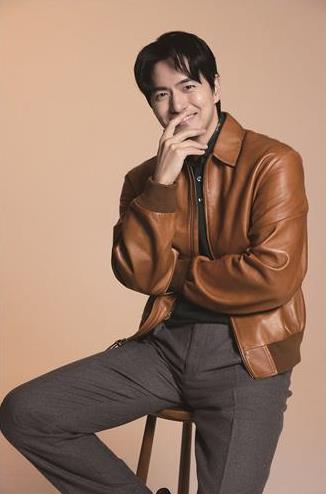 Lee Jin-wook as lawyer