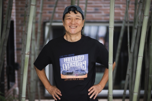 An Chi-hwan performing