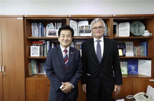 통일장관, 스웨덴 한반도특사 만나 남북 신뢰 복원 강조